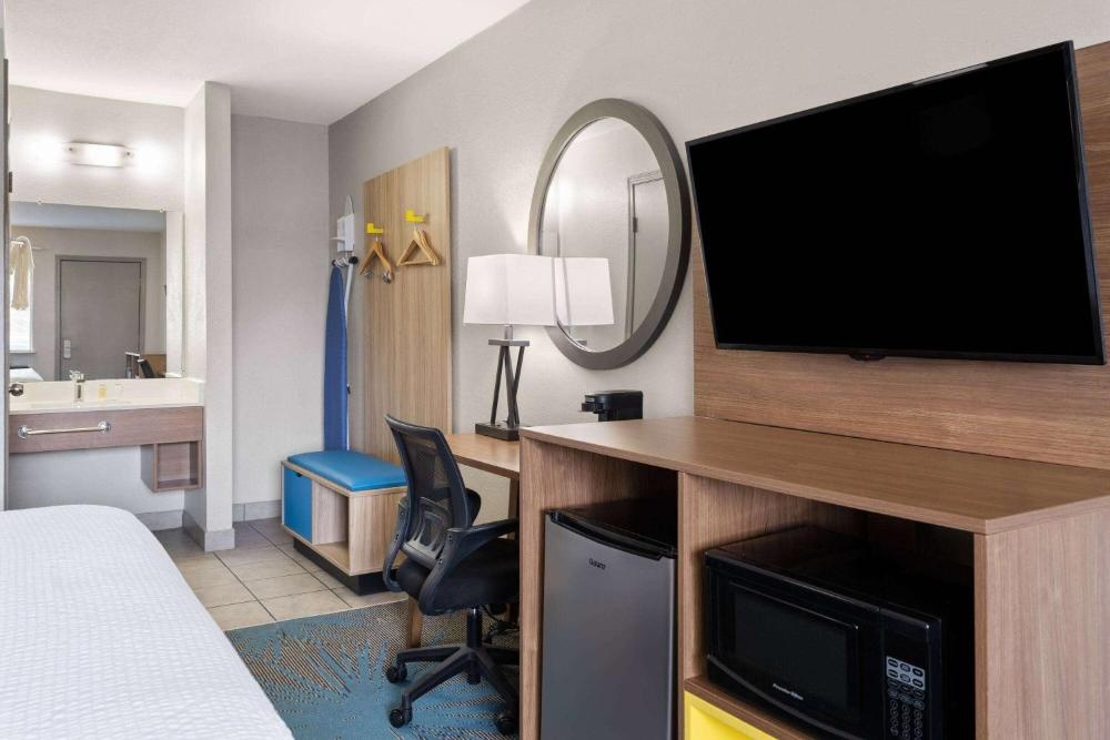 Days Inn by Wyndham Ardmore Image 12