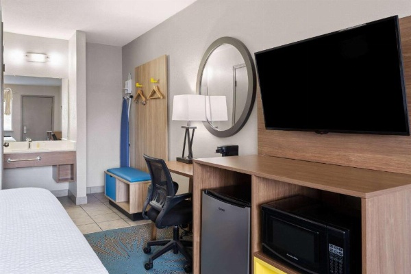 Days Inn by Wyndham Ardmore image 12