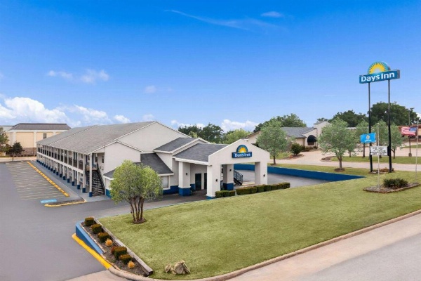 Days Inn by Wyndham Ardmore image 6